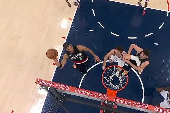 Kaiyun Sports-开云体育-卡马拉空中摘板抡臂砸扣可惜扣飞，开拓者还领先快船10分